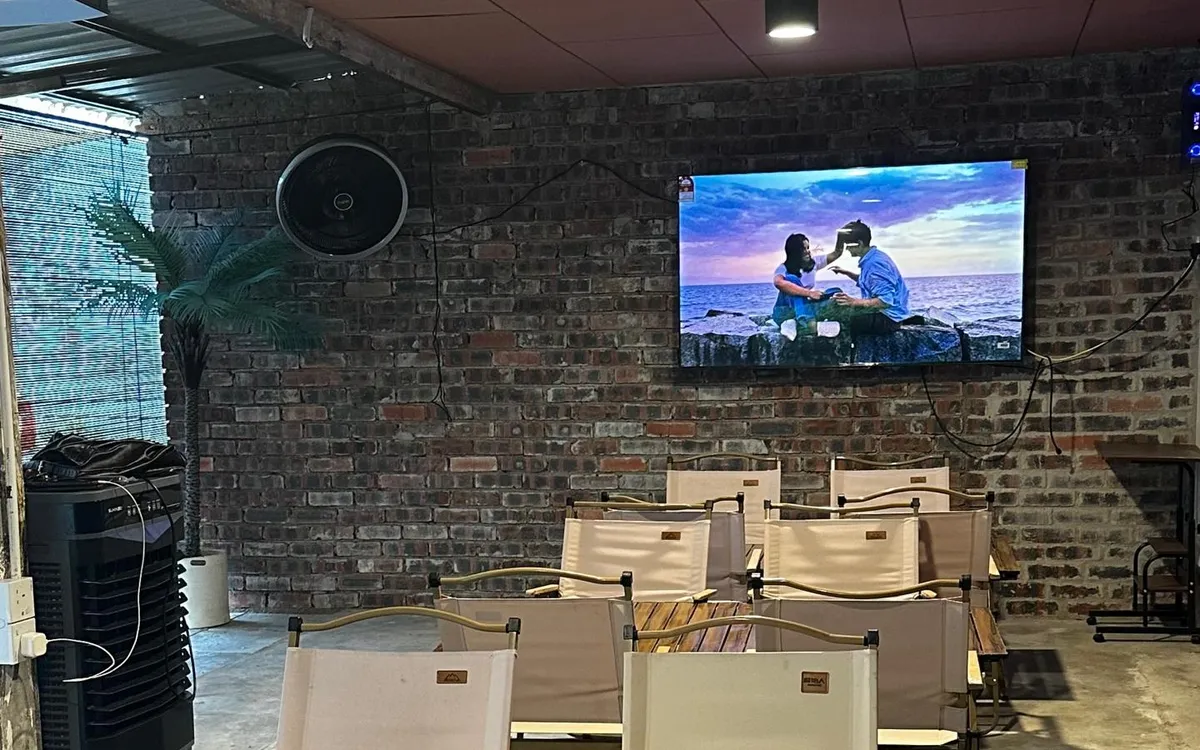Ruang acara dengan skrin TV dan meja