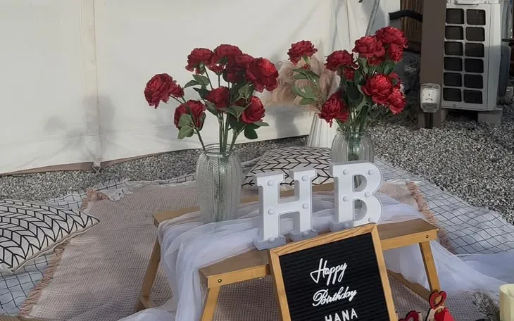 Hiasan sambutan hari jadi di khemah