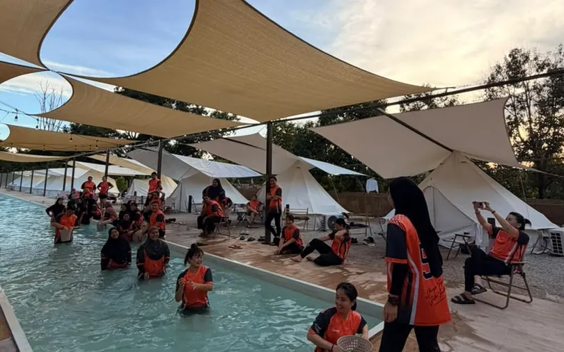 Team building di kolam waktu petang