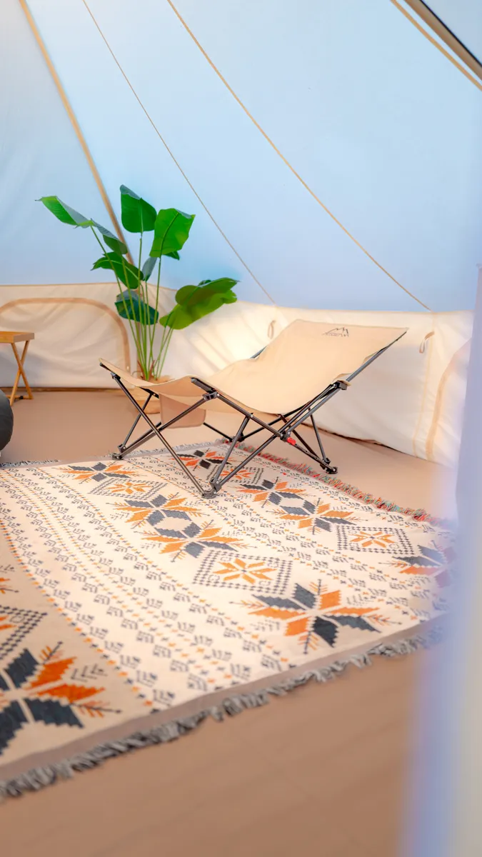 Kerusi dan pokok hiasan di dalam bell tent