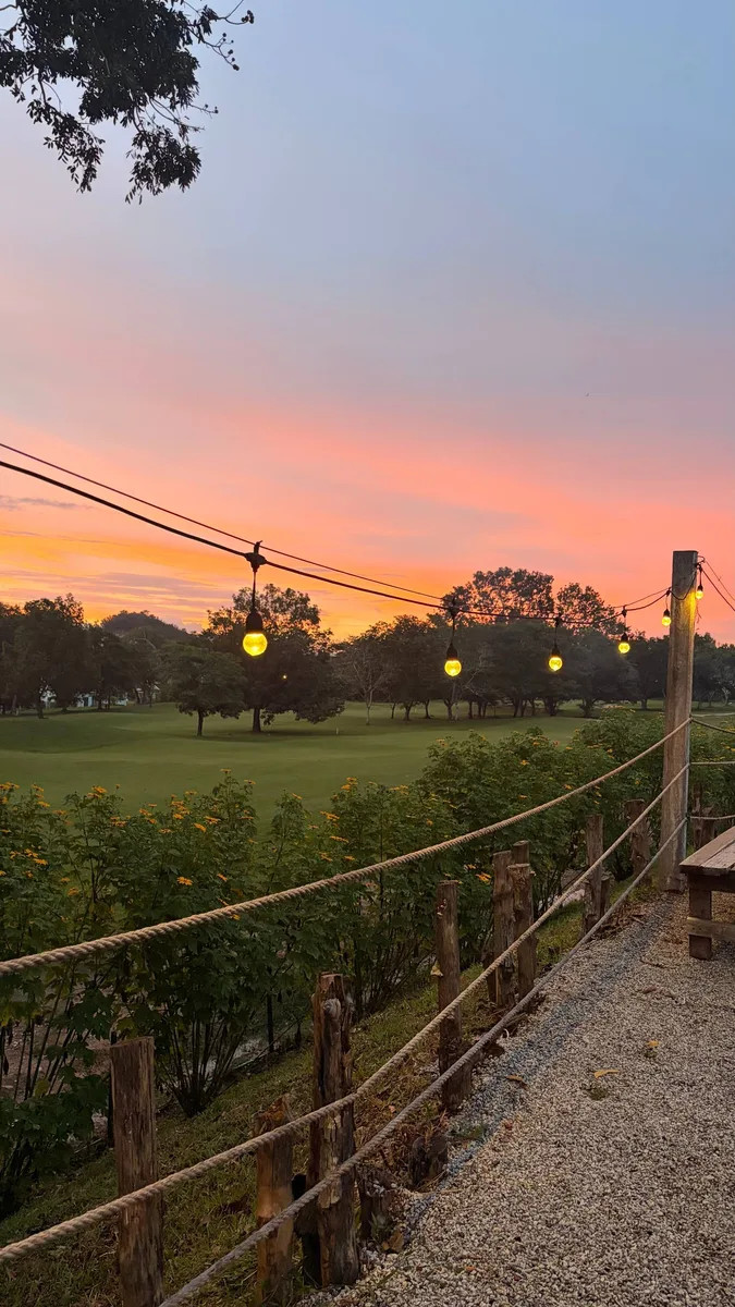 Senja di padang golf Darulaman dengan lampu hiasan, pemandangan dari Sunset View